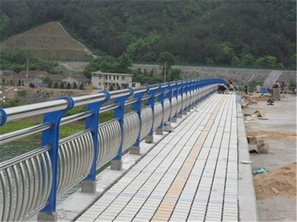 南开不锈钢桥梁护栏的特性及其在现代建筑中的应用